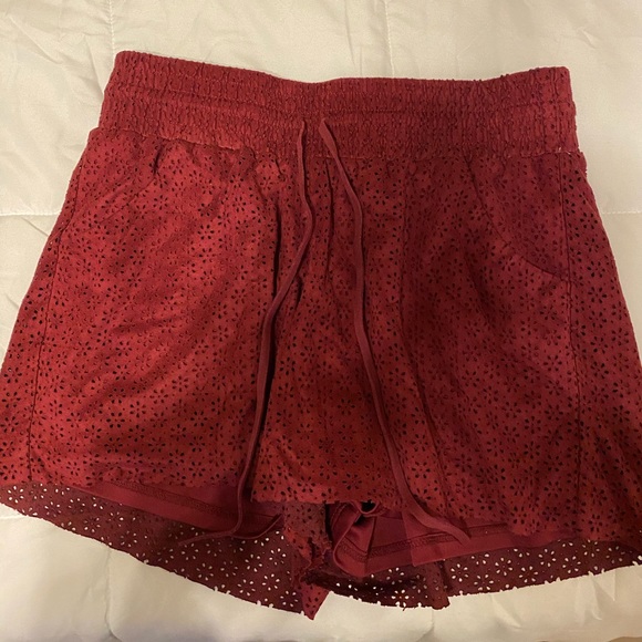 Maurices Wine Floral Eyelet Shorts (M) - Picture 3 of 6